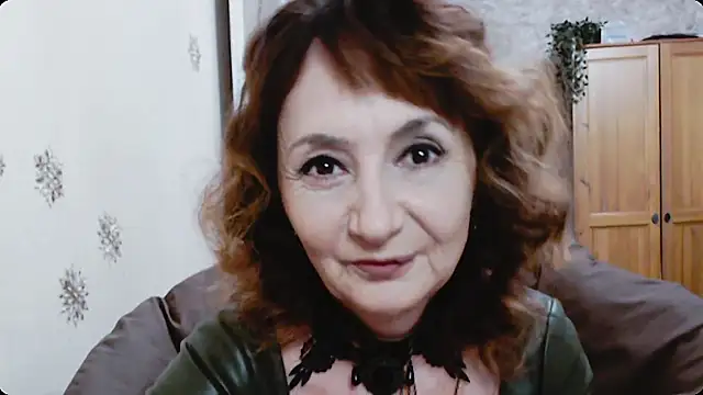 Snapshot of AnnieEltgant chatting on 12.14.25 AnnieEltgant online show from 12.14.25