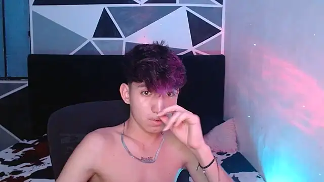 Snapshot of littlextreme chatting on 12.10.24 littlextreme online show from 12.10.24