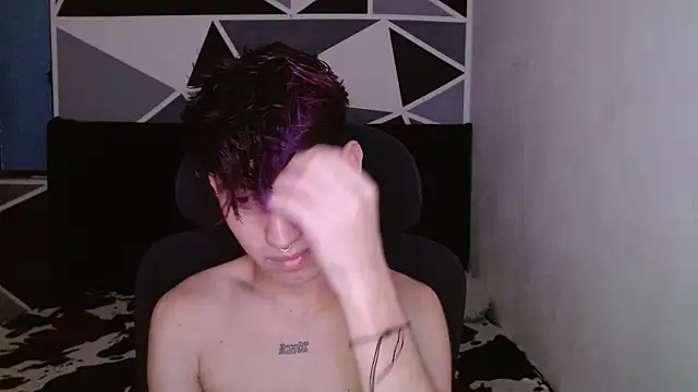 Snapshot of littlextreme chatting on 12.17.24 littlextreme online show from 12.17.24