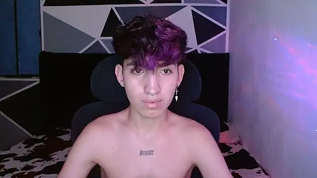 Snapshot of littlextreme chatting on 12.18.24 littlextreme online show from 12.18.24