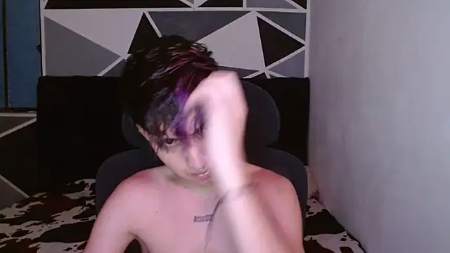 Snapshot of littlextreme chatting on 12.21.24 littlextreme online show from 12.21.24