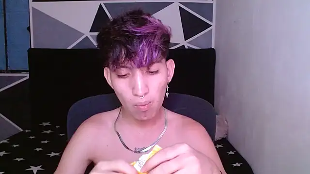 Snapshot of littlextreme chatting on 12.22.24 littlextreme online show from 12.22.24