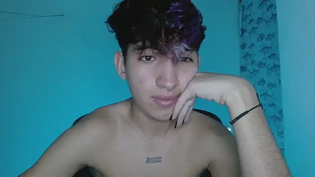 Snapshot of littlextreme chatting on 02.04.25 littlextreme online show from 02.04.25