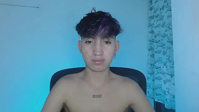 Snapshot of littlextreme chatting on 02.05.25 littlextreme online show from 02.05.25