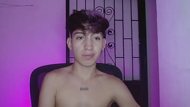 Snapshot of littlextreme chatting on 02.10.25 littlextreme online show from 02.10.25