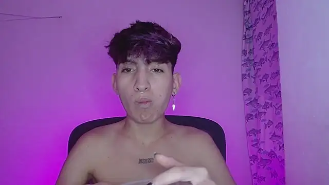 Snapshot of littlextreme chatting on 02.11.25 littlextreme online show from 02.11.25