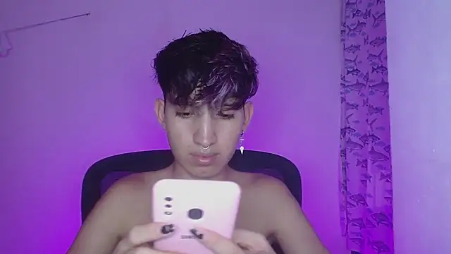 Snapshot of littlextreme chatting on 02.14.25 littlextreme online show from 02.14.25