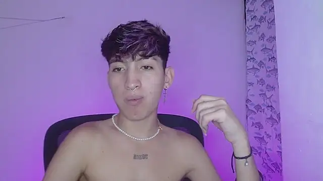 Snapshot of littlextreme chatting on 02.15.25 littlextreme online show from 02.15.25