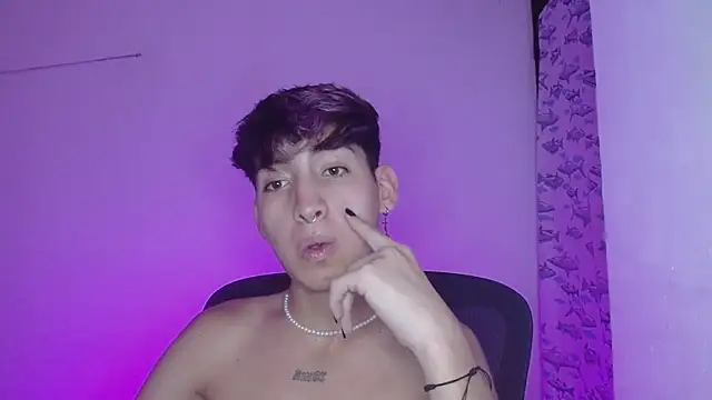 Snapshot of littlextreme chatting on 02.18.25 littlextreme online show from 02.18.25