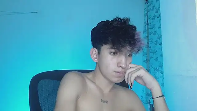 Snapshot of littlextreme chatting on 02.25.25 littlextreme online show from 02.25.25