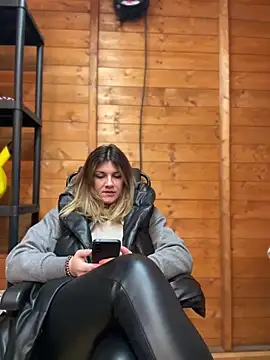 DaisyVibesss online show from 01.04.25