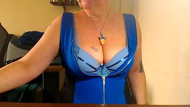 Snapshot of Diablica41 chatting on 02.25.25 Diablica41 online show from 02.25.25