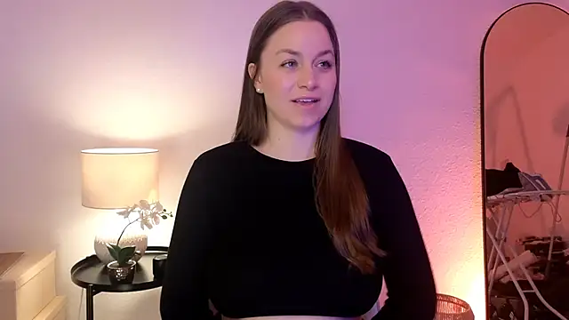 Snapshot of MilaFleur chatting on 02.15.25 MilaFleur online show from 02.15.25