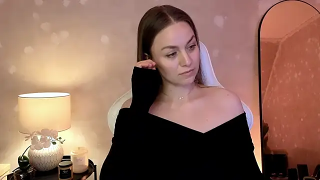 Snapshot of MilaFleur chatting on 10.04.25 MilaFleur online show from 10.04.25