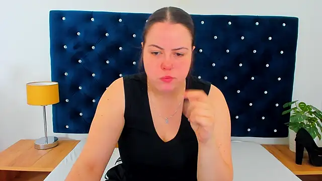 Snapshot of EvaLick chatting on 02.19.26 EvaLick online show from 02.19.26