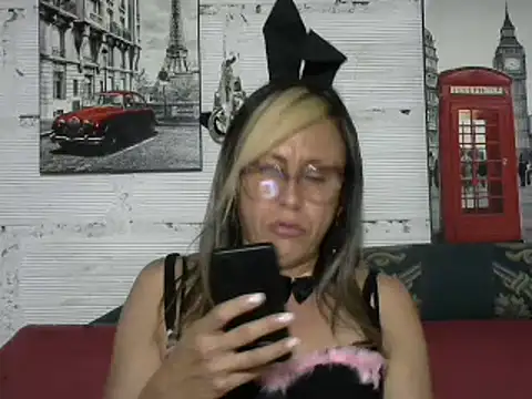 Snapshot of divahot08 chatting on 01.11.25 divahot08 online show from 01.11.25