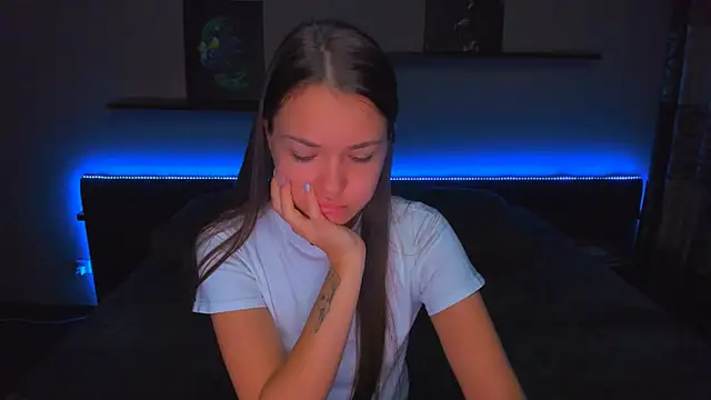 Snapshot of AlexaBarkley chatting on 11.04.25 AlexaBarkley online show from 11.04.25