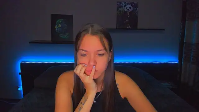 Snapshot of AlexaBarkley chatting on 12.16.25 AlexaBarkley online show from 12.16.25