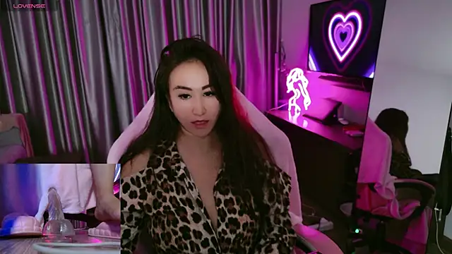 Snapshot of AsianQueens chatting on 10.31.25 AsianQueens online show from 10.31.25