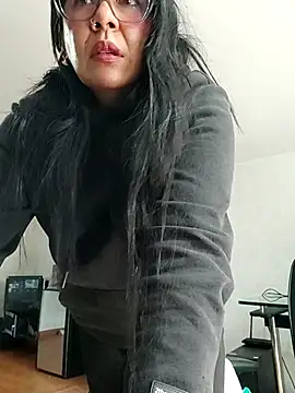 aisha latina online show from 11.11.25