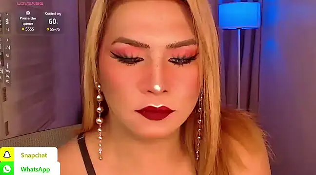 Snapshot of QUEEN_GIAMOORE69 chatting on 01.10.25 QUEEN GIAMOORE69 online show from 01.10.25