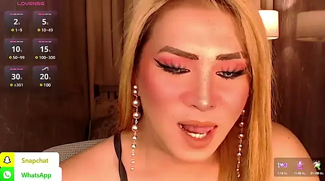 Snapshot of QUEEN_GIAMOORE69 chatting on 01.23.25 QUEEN GIAMOORE69 online show from 01.23.25