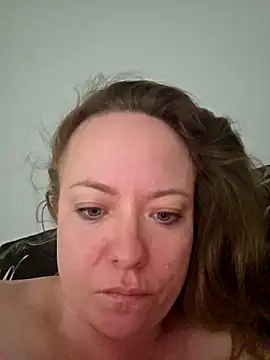Snapshot of julimonroe chatting on 04.19.26 julimonroe online show from 04.19.26