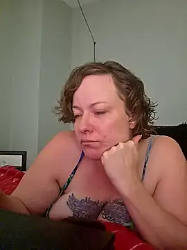 Snapshot of julimonroe chatting on 04.22.26 julimonroe online show from 04.22.26