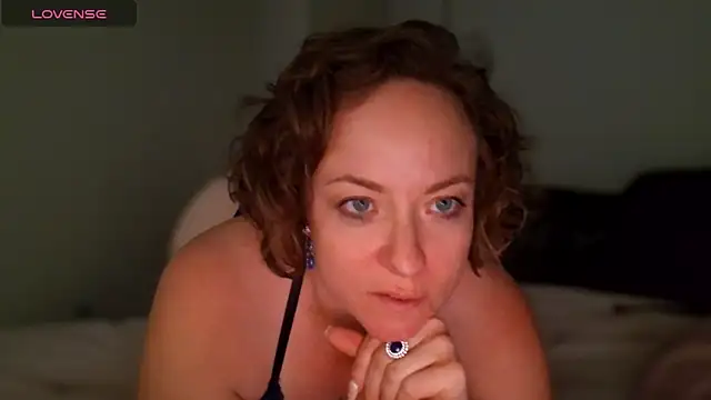 Snapshot of julimonroe chatting on 04.24.26 julimonroe online show from 04.24.26