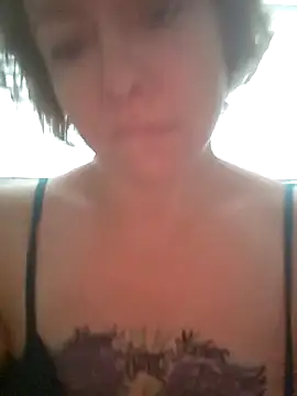 Snapshot of julimonroe chatting on 04.25.26 julimonroe online show from 04.25.26