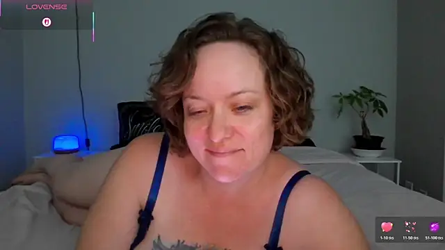 Snapshot of julimonroe chatting on 04.27.26 julimonroe online show from 04.27.26