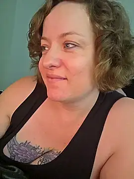 Snapshot of julimonroe chatting on 04.29.26 julimonroe online show from 04.29.26