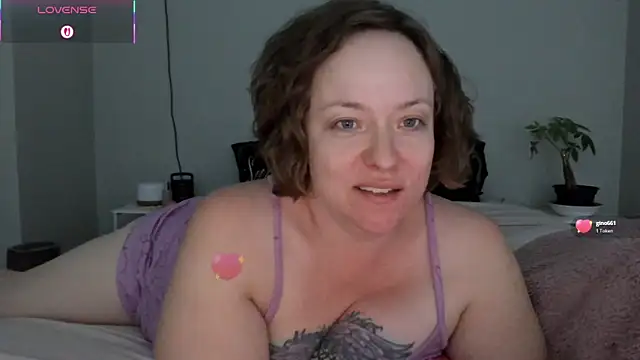 Snapshot of julimonroe chatting on 05.08.26 julimonroe online show from 05.08.26