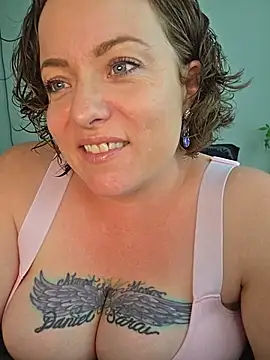 Snapshot of julimonroe chatting on 05.17.26 julimonroe online show from 05.17.26