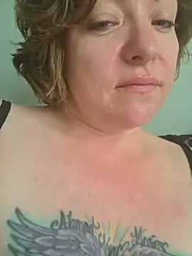 Snapshot of julimonroe chatting on 05.17.26 julimonroe online show from 05.17.26
