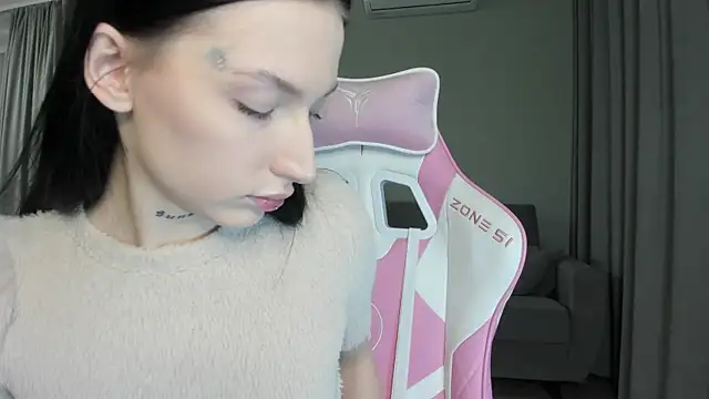 JenniferQueen11 online show from 10.17.25