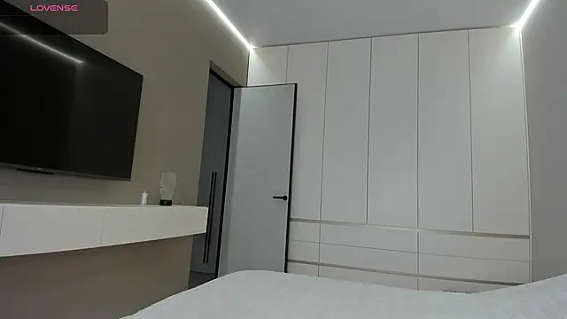 JenniferQueen11 online show from 04.19.26