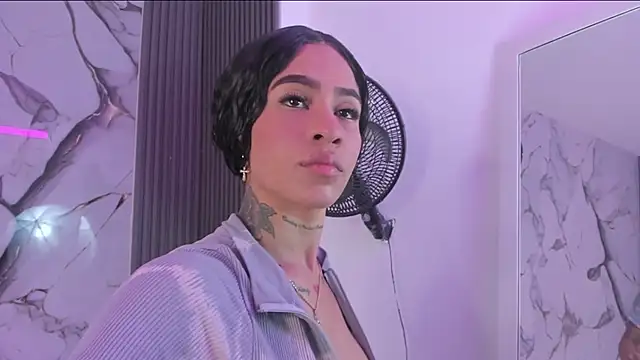 LARAA CROFT online show from 10.02.25