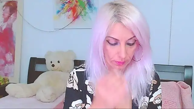 HoneyLara online show from 10.19.25