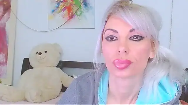 HoneyLara online show from 03.09.26