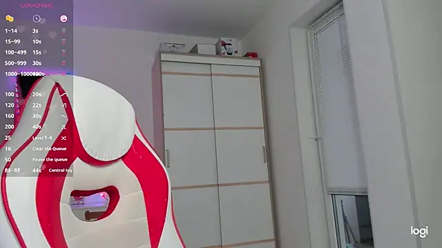 Snapshot of HotCarolineXO chatting on 11.18.25 HotCarolineXO online show from 11.18.25