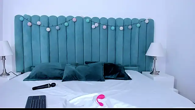 Snapshot of marianaaguii chatting on 12.30.24 marianaaguii online show from 12.30.24