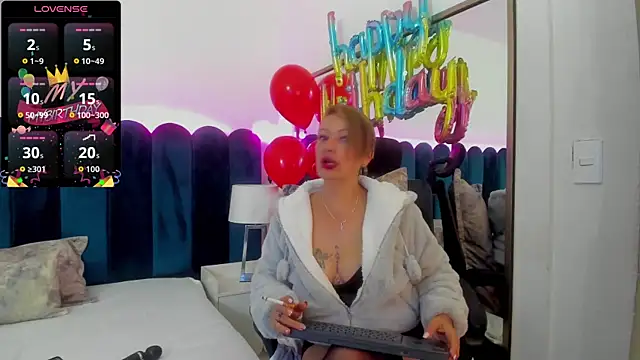Snapshot of marianaaguii chatting on 10.01.25 marianaaguii online show from 10.01.25