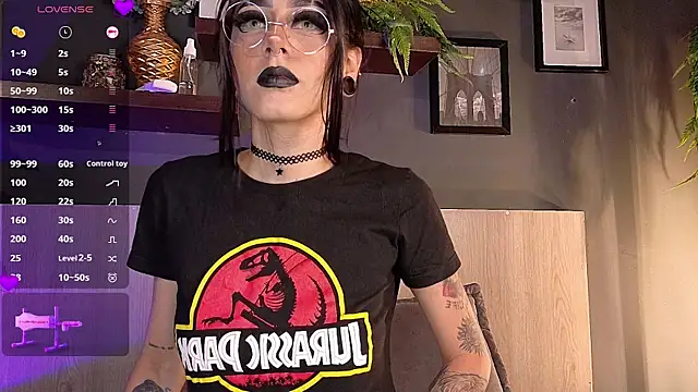 Snapshot of Mackenzie_Moore chatting on 10.28.25 Mackenzie Moore online show from 10.28.25