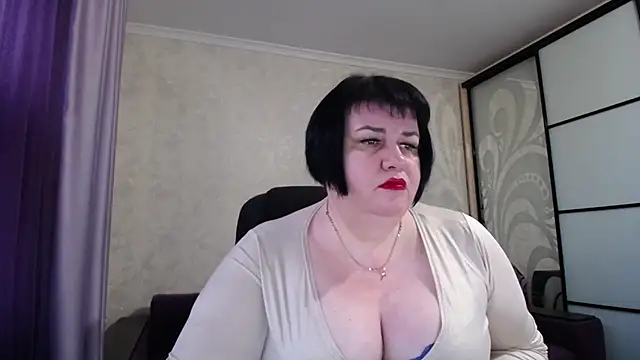 JuicyLady Di online show from 10.17.25