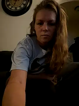 Snapshot of bustybunny25 chatting on 10.23.25 bustybunny25 online show from 10.23.25