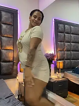 Snapshot of ArielleMillerr chatting on 01.28.25 ArielleMillerr online show from 01.28.25