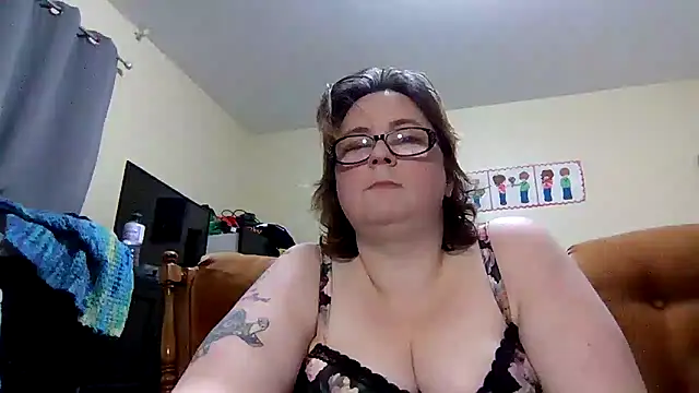 Snapshot of newfieocean chatting on 12.11.24 newfieocean online show from 12.11.24