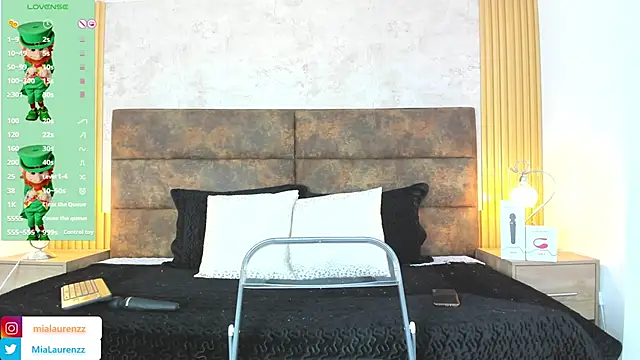 MiaLaurenzz online show from 03.18.25
