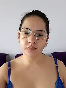 MiaLaurenzz online show from 10.04.25